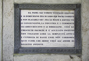 Lapide a destra dell'ingresso del Parco del Castello di Brolio, Gaiole in Chianti.