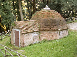 Una piccola costruzione nel Bosco Inglese del Castello di Brolio, Gaiole in Chianti.