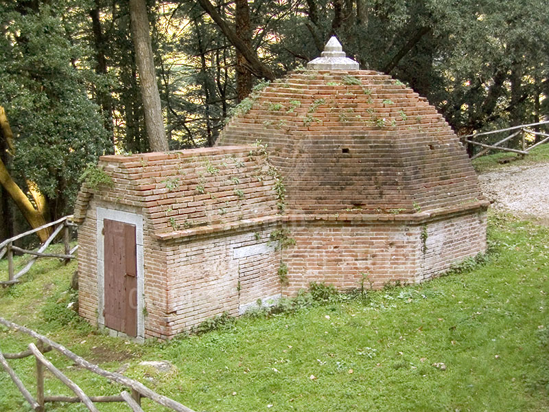 Una piccola costruzione nel Bosco Inglese del Castello di Brolio, Gaiole in Chianti.