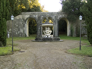 Fontana e passaggio monumentale nel Giardino di Villa Saracini, Castelnuovo Berardenga.