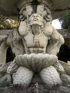 Una delle figure che sostengono la fontana nel Giardino di Villa Chigi Saracini, Castelnuovo Berardenga.