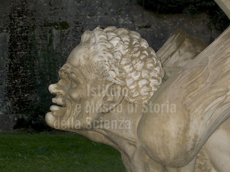 Uno dei volti dei personaggi che sostengono la fontana, Castelnuovo Berardenga.