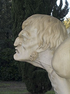 Uno dei volti dei personaggi che sostengono la fontana, Castelnuovo Berardenga.