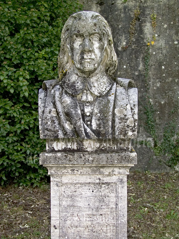 Busto di Celio Saracini nel Giardino di Villa Chigi Saracini, Castelnuovo Berardenga.