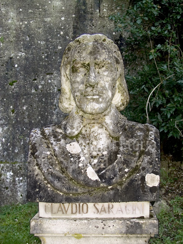 Busto di Claudio Saracini nel Giardino di Villa Chigi Saracini, Castelnuovo Berardenga.