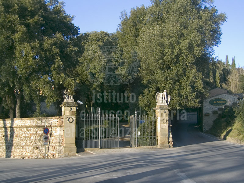 L'ingresso da Via delle Crete Senesi di Villa Chigi Saracini, Castelnuovo Berardenga.