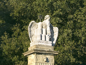 Una delle statue sull'ingresso di Villa Chigi Saracini, Castelnuovo Berardenga.