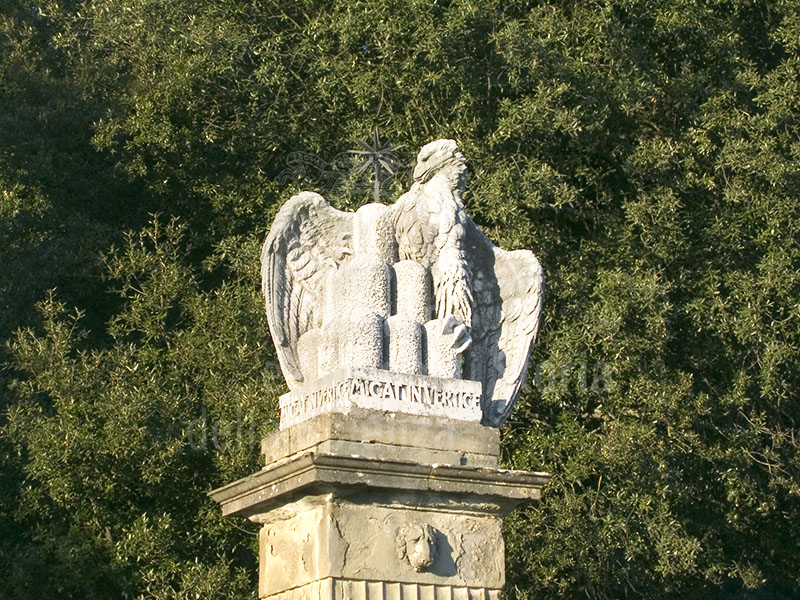 Una delle statue sull'ingresso di Villa Chigi Saracini, Castelnuovo Berardenga.