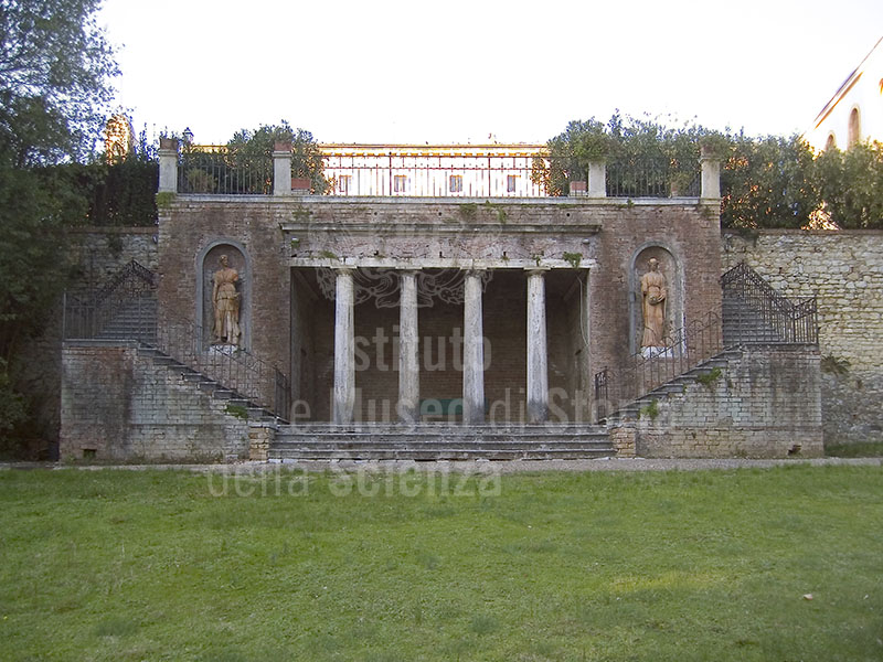 Terrazzo e scalinate nel Giardino di Villa Chigi Saracini, Castelnuovo Berardenga.
