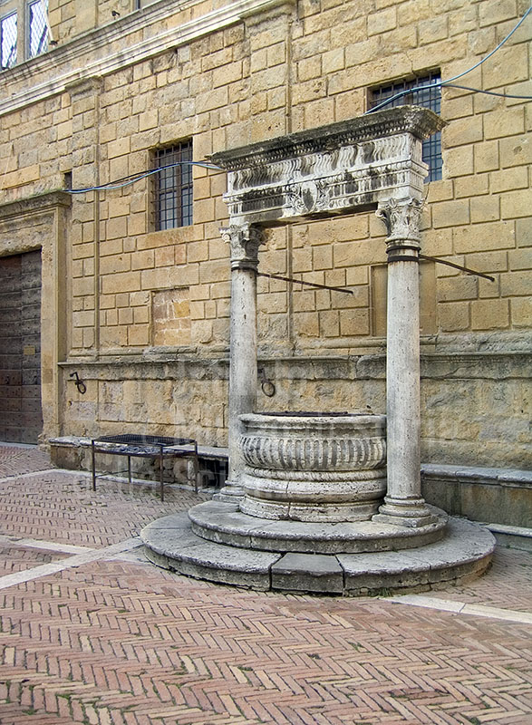 Well in the Piazza Piazza Pio II of Pienza.