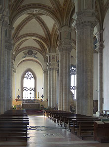 L'interno della Cattedrale di Pienza. Sul pavimento si notano le tracce della Chiesa preesistente.