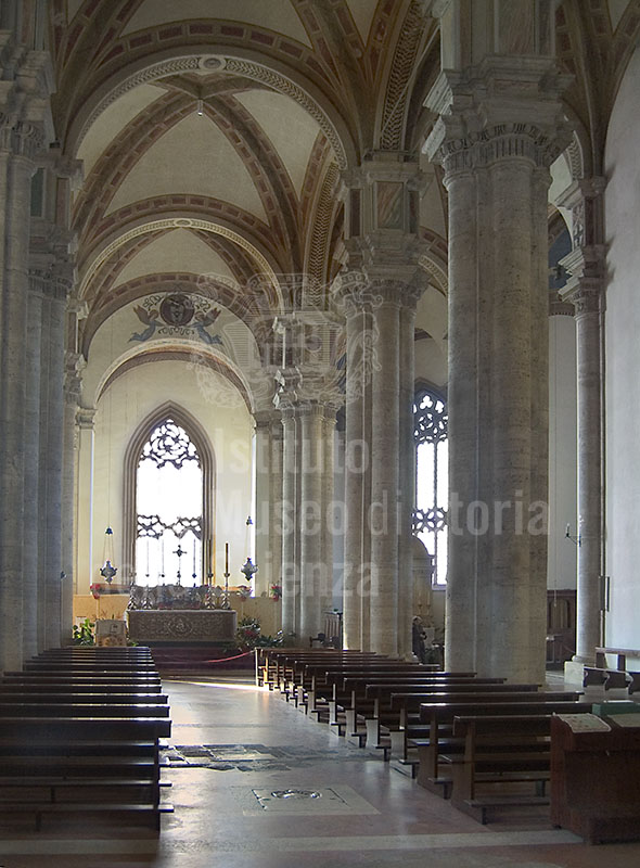 L'interno della Cattedrale di Pienza. Sul pavimento si notano le tracce della Chiesa preesistente.