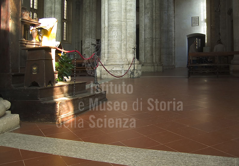 L'interno della Cattedrale di Pienza. Si noti l'inclinazione del pavimento dovuta ai cedimenti fondali.