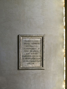 Iscrizione lapidea all'interno della Cattedrale di Pienza.