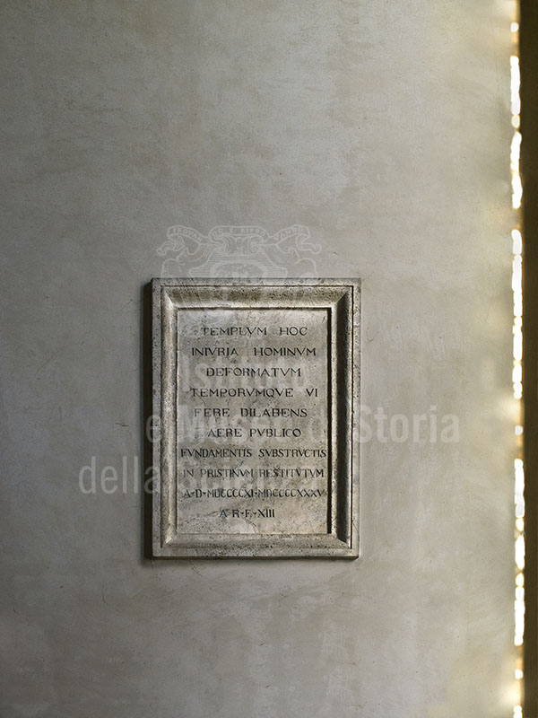 Iscrizione lapidea all'interno della Cattedrale di Pienza.