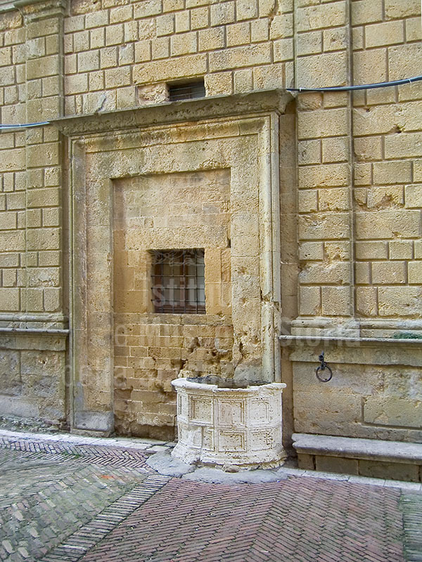 Particolare della facciata di Palazzo Piccolomini, Pienza.