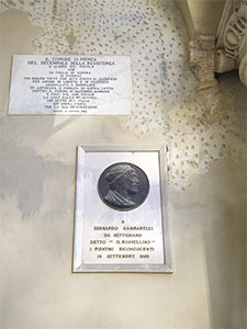 Bassorilievo del Rossellino nel portico del Municipio di Pienza.