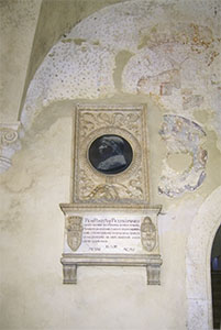 Bassorilievo di Pio II nel portico del Municipio di Pienza.