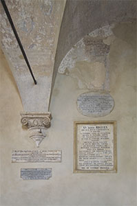 Iscrizioni lapidee nel portico del Municipio di Pienza.