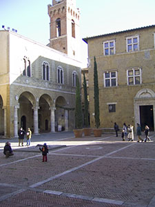 Il Municipio e il Palazzo Vescovile nella Piazza di Pienza.