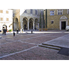 La pavimentazione della Piazza di Pienza, con le linee in marmo bianco tese ad evidenziare lo spazio prospettico.