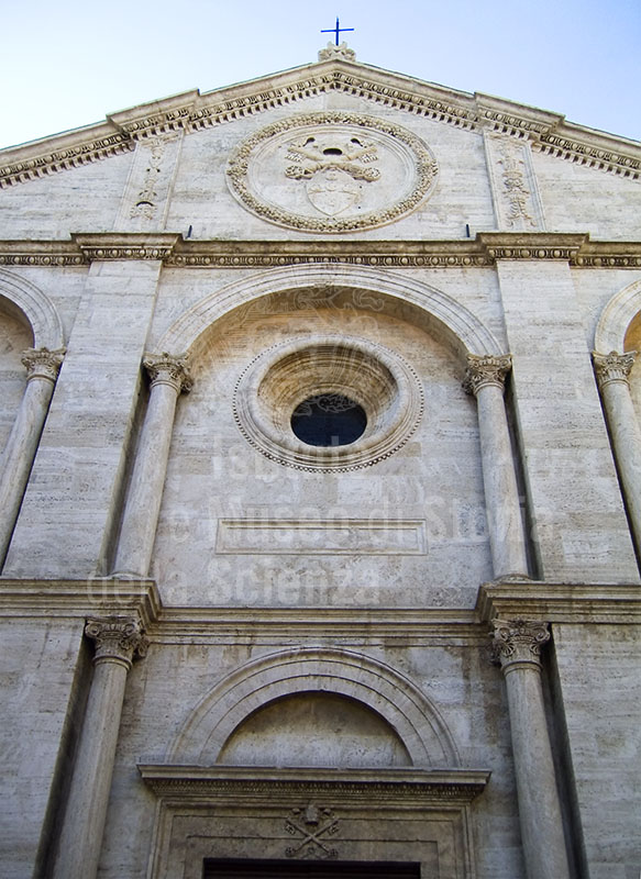 Particolare della facciata della Cattedrale di Pienza.