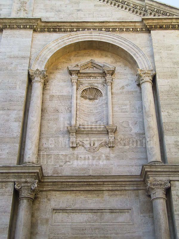 Particolare della facciata della Cattedrale di Pienza.