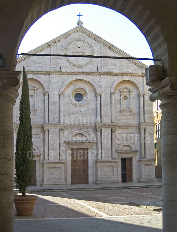 La facciata della Cattedrale di Pienza vista dal portico del Municipio.