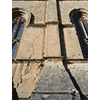 Pilastro sulla facciata laterale della Cattedrale di Pienza. Si nota un'ampia lesione dovuta ai cedimenti fondali.