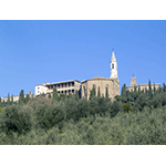Palazzo Piccolomini e la Cattedrale di Pienza visti dalla campagna circostante.