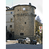 Una fortificazione della cinta muraria esterna, in piazza Garibaldi a Cetona.