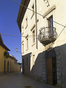 Ingresso del Palazzo Comunale di Cetona, sede del Museo Civico per la Preistoria.