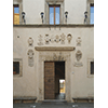 Ingresso del palazzo comunale di San Casciano dei Bagni, antica sede della Farmacia.