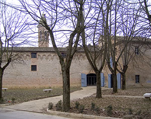 L'ingresso del Museo della Mezzadria lungo la cerchia muraria di Buonconvento.