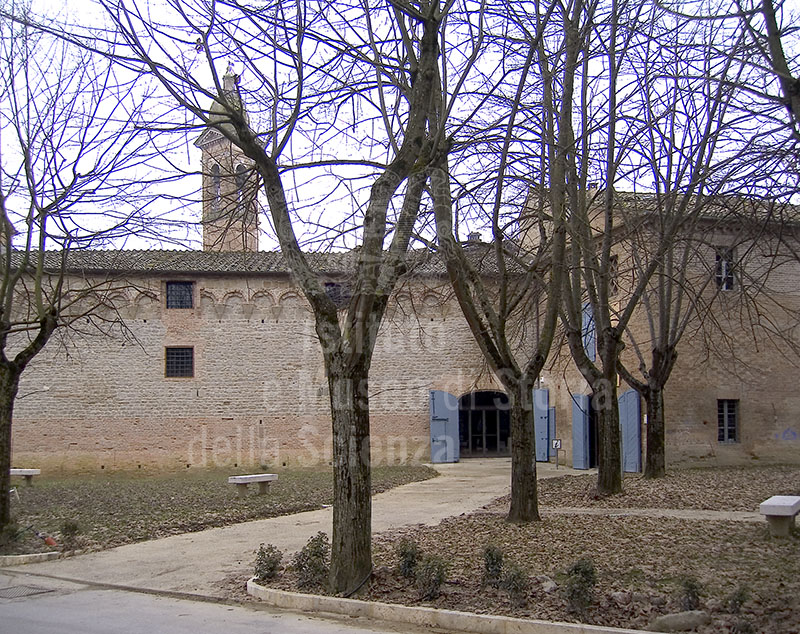 L'ingresso del Museo della Mezzadria lungo la cerchia muraria di Buonconvento.