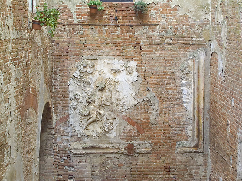 Resti di un bassorilievo all'interno del cortile della Grancia di Cuna, Monteroni d'Arbia.