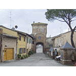 La piazzetta contenuta fra le due cerchia di mura della Grancia di Cuna, Monteroni d'Arbia.
