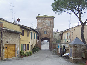 La piazzetta contenuta fra le due cerchia di mura della Grancia di Cuna, Monteroni d'Arbia.