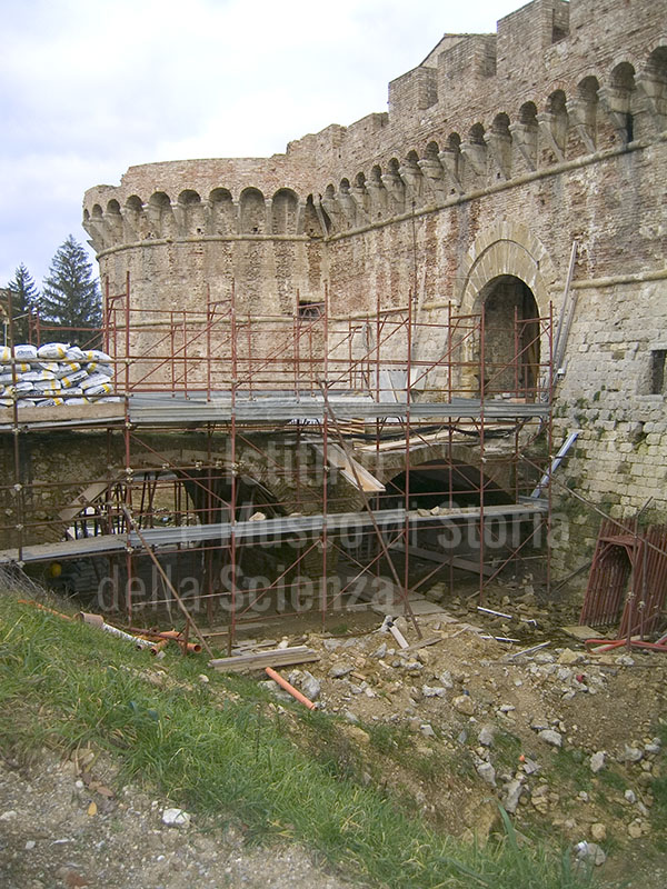 Ponte di accesso alla Porta Volterrana durante i lavori di restauro, Colle di Val d'Elsa.