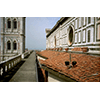 Il camminamento lungo il perimetro del Duomo di S. Maria del Fiore di Firenze. Il tetto al centro della foto  la copertura della navata laterale.