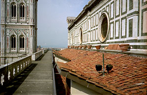 Il camminamento lungo il perimetro del Duomo di S. Maria del Fiore di Firenze. Il tetto al centro della foto  la copertura della navata laterale.