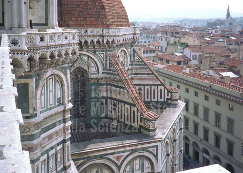 Una delle tre absidi che contornano la Cupola di Santa Maria del Fiore con i suoi contrafforti, Firenze.