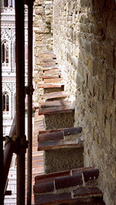 Visione ravvicinata dei supporti originali delle impalcature all'altezza del tamburo della di Santa Maria del Fiore, Firenze.