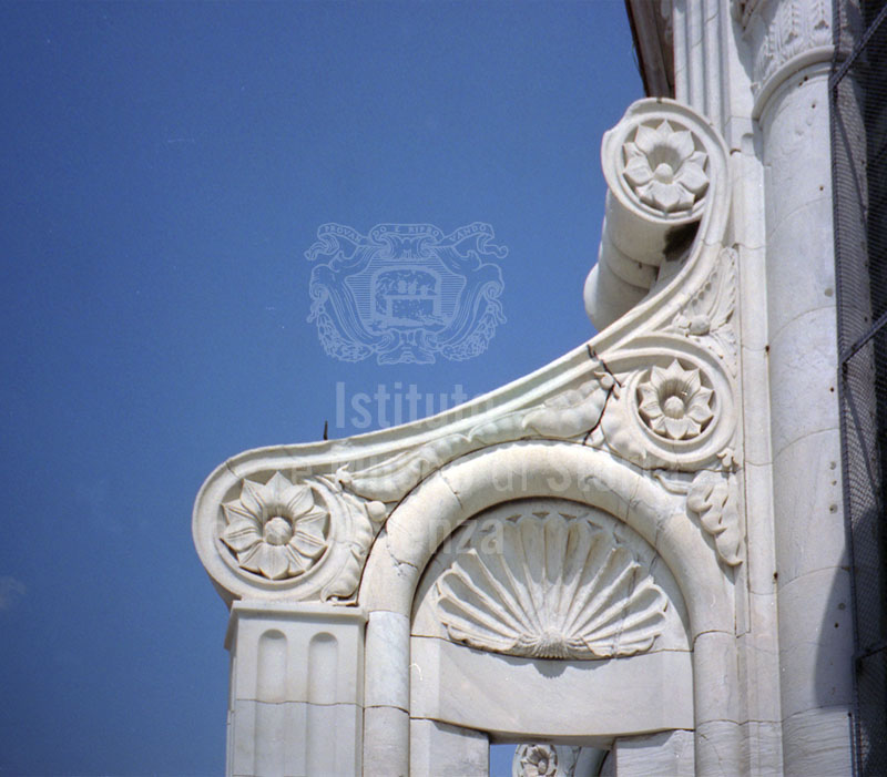 La decorazione di uno dei contrafforti della lanterna della Cupola di Santa Maria del Fiore, Firenze.