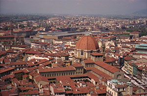 La Chiesa di San Lorenzo vista dalla Cupola del Duomo di Firenze. In basso a destra il torrino dell'Osservatorio ximeniano.