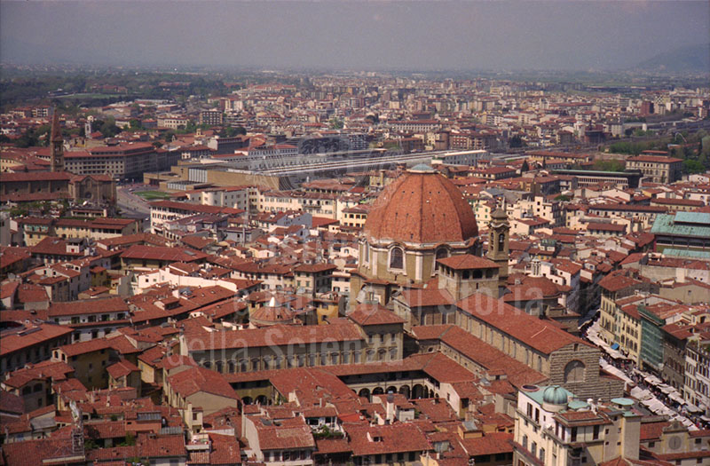 La Chiesa di San Lorenzo vista dalla Cupola del Duomo di Firenze. In basso a destra il torrino dell'Osservatorio ximeniano.