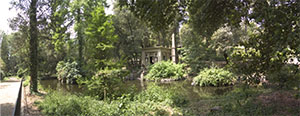 Il tempietto egizio e il laghetto artificiale nel Giardino Stibbert, Firenze