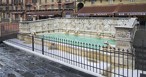 Fonte Gaia in Piazza del Campo, Siena. La fonte viene alimentata da un bottino detto "maestro" per la sua importanza, costruito nella prima meta' del Trecento.