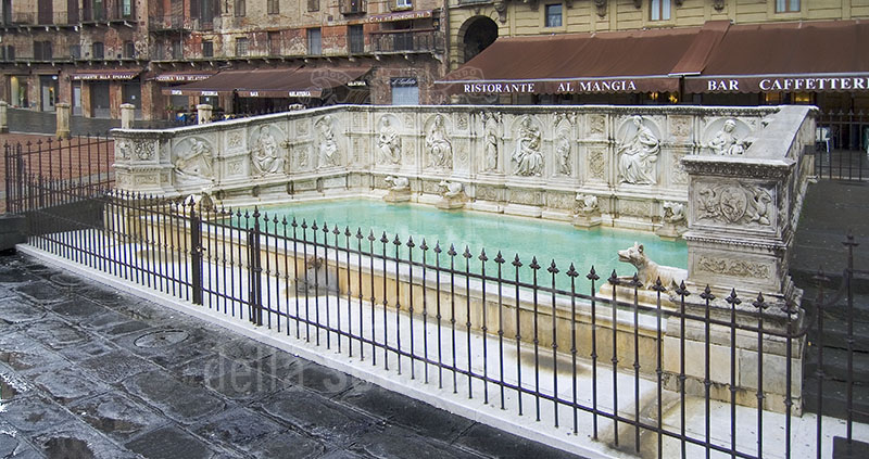 Fonte Gaia in Piazza del Campo, Siena. La fonte viene alimentata da un bottino detto "maestro" per la sua importanza, costruito nella prima meta' del Trecento.