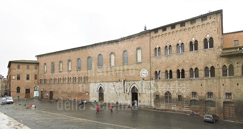 Facciata del Santa Maria della Scala, in piazza del Duomo a Siena.